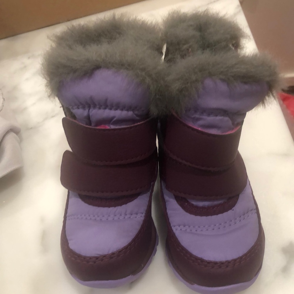 Baby sorel boots size 6. Mint